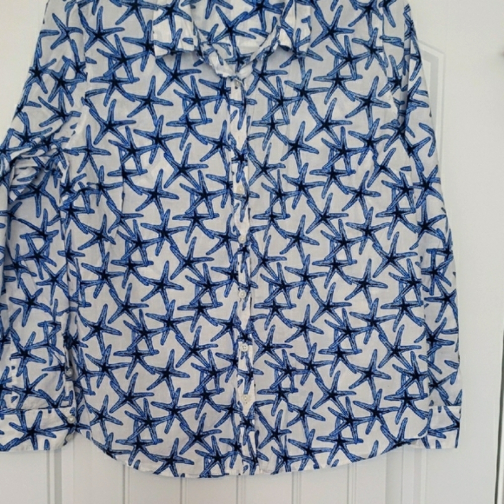 Crown & Ivy Starfish Print Button-Up Shirt - Picture 3 of 8